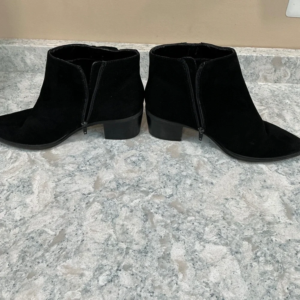 Betsey Johnson Ankle Boots Autumnn 9M Black Suede Tassel Block Heel Pointed Toe